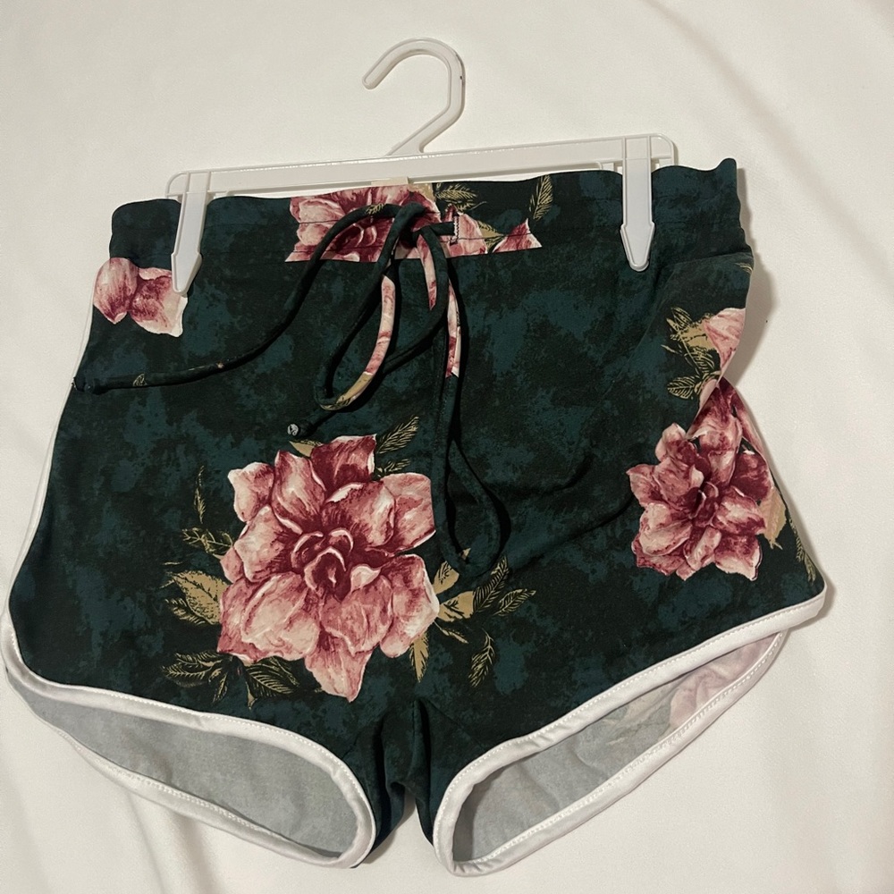 Booty shorts open sides - Picture 2 of 2